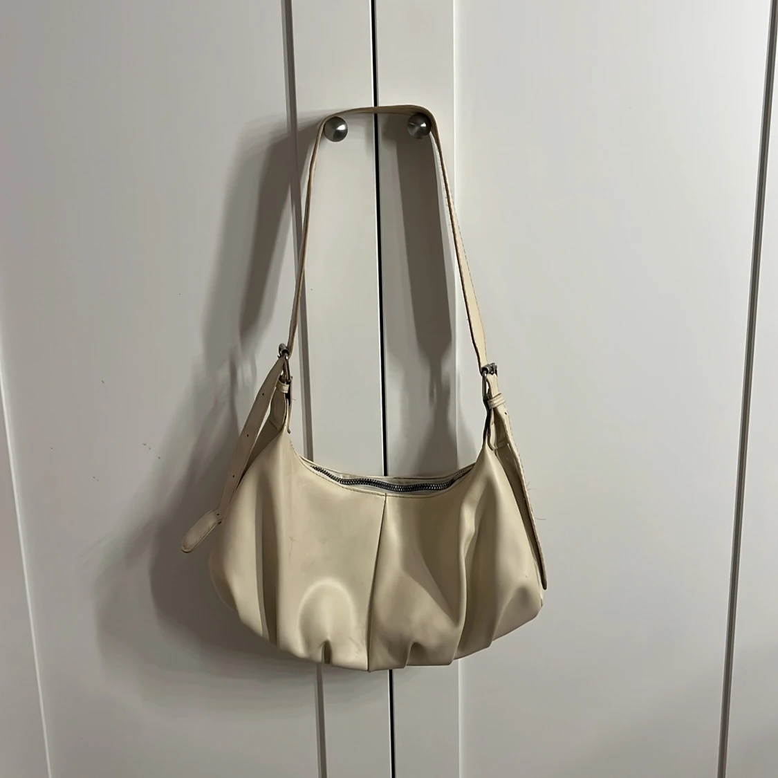 Beige axelväska i syntet