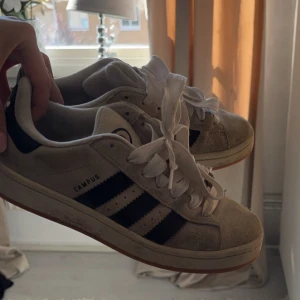 Adidas Campus  - Ett par fina Campus i grå/beige🤍🤍