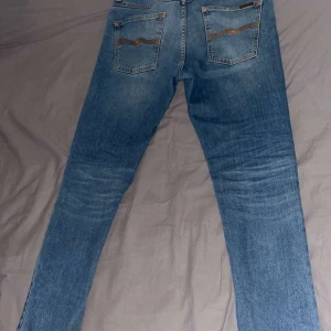 Blåa Nudie Jeans - Feta blåa jeans från nudie jeans i storlek L32 W30 hör av er om ni har frågor!!!
