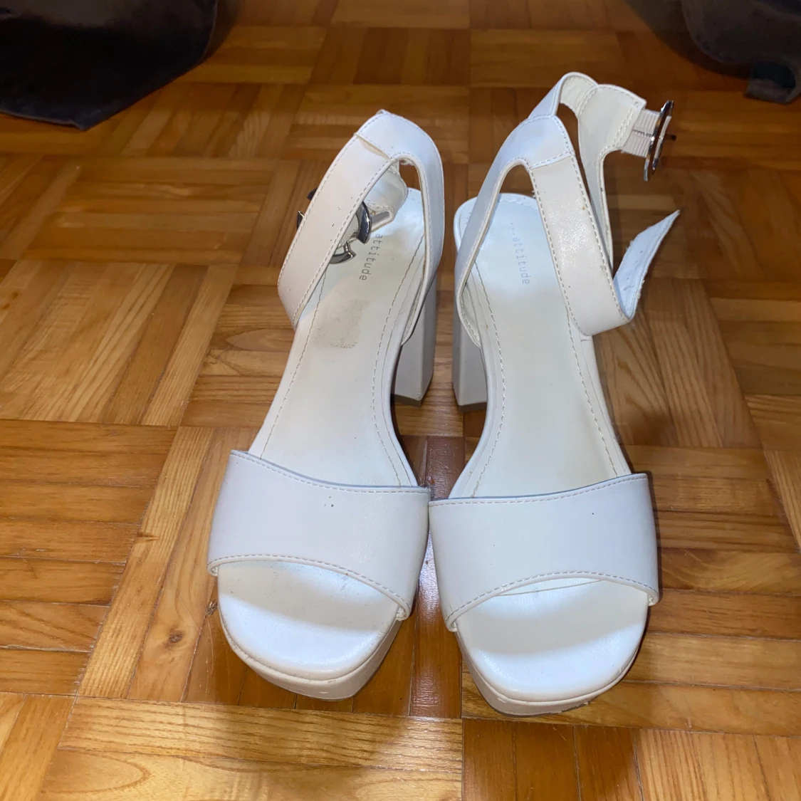 Vita klackskor med spänne