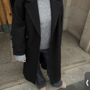 Svart kappa/trench coat från Nelly  - Slutsåld kappa/trench coat från Nelly, perfekt till både hösten och våren. säljer då den inte kommer till användning. Nyskick, skriv för bilder på💕💕storlek m men funkar på mig som brukar ha S