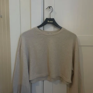 Beige croppad tröja  - Säljer för den inte kommer till användning 