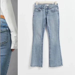 Y2K Low Bootcut Jeans - Snygga ljusblå bootcut jeans med låg midja. Aldrig använda. 