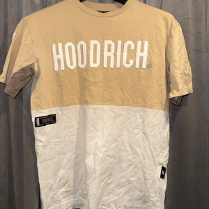 Beige och vit t-shirt & shorts från Hoodrich - Snygg t-shirt och shorts från Hoodrich i beige och vit färg. T-shirten är S och shortsen är S.