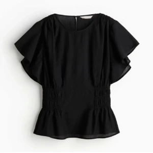 Svart blus med volangdetaljer - super fin tröja från hm, knappt använd