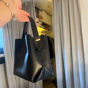 Svart handväska - Elegant svart handväska. 