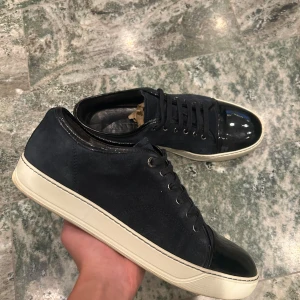 Lanvin cap toe  - Ett par riktigt fräscha lanvins i storlek 9 färgen navy. Enligt mig passar dom 43-44! Endast skor medföljer!