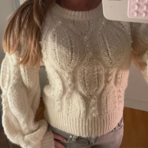 Stickad tröja - Cremevit stickad tröja med pärlor, använd fåtal gånger