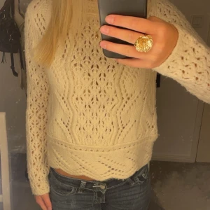 Vit stickad tröja - Säljer en vit stickad tröja, använd max 3 ggr. Passar mig som har storlek S