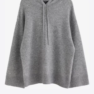 Grå stickad hoodie - Mysig grå stickad hoodie. Köpt för 500 används väldigt sparsamt så bra skick. Pris kan diskuteras