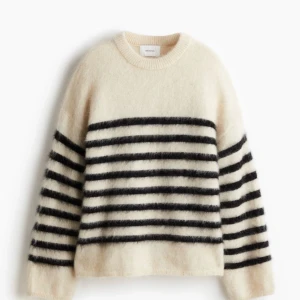 Hm mohair tröja  - Säljer denna helt OTROLIGT fina stickade tröjan i mohair från hm🥹🦓tröjan har aldrig använts (prislappen är dock avtagen) nypris är 700!🤍🖤