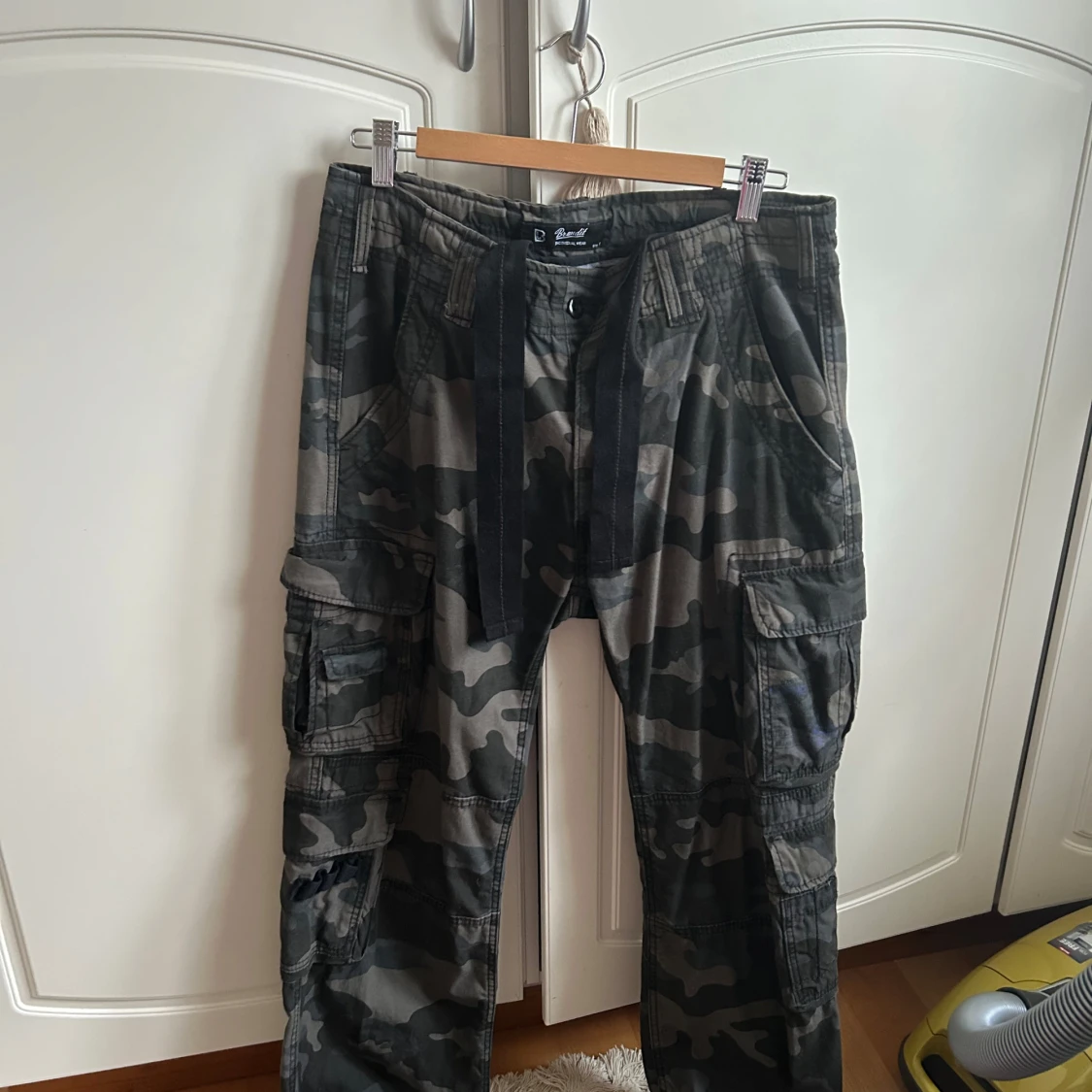 Camouflage cargobyxor från Brandit