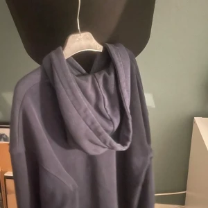 Originals hoodie - En snygg originals hoodie. Säljer denna få jag inte använder den. Passar personer runt 170. Billig