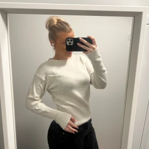 Vit stickad tröja - Säljer en mysig vit stickad tröja med långa ärmar. Tröjan har en ribbad struktur.