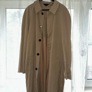 Beige trenchcoat från Cult Studios - Säljer en stilren beige trenchcoat från Cult Studios. Aldrig använt och i nyskick!🤍