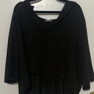 Blus - Väldigt luftig och skön blus, knappar framtill som är gömda av tyg💞 den är längre baktill