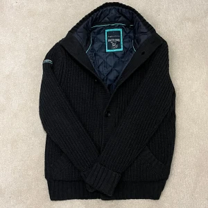 Stickad Jacka  - Tja! Säljer denna schyssta stickade jacka/fodrade cardigan till ett bra pris. Passar perfekt nu när våren börjar komma! Vid minsta fråga eller fundering hör av er🤝