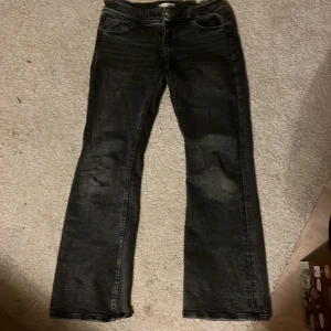 Bootcut jeans lågmidjade - Storlek:152 Använda men väldigt bra skick 