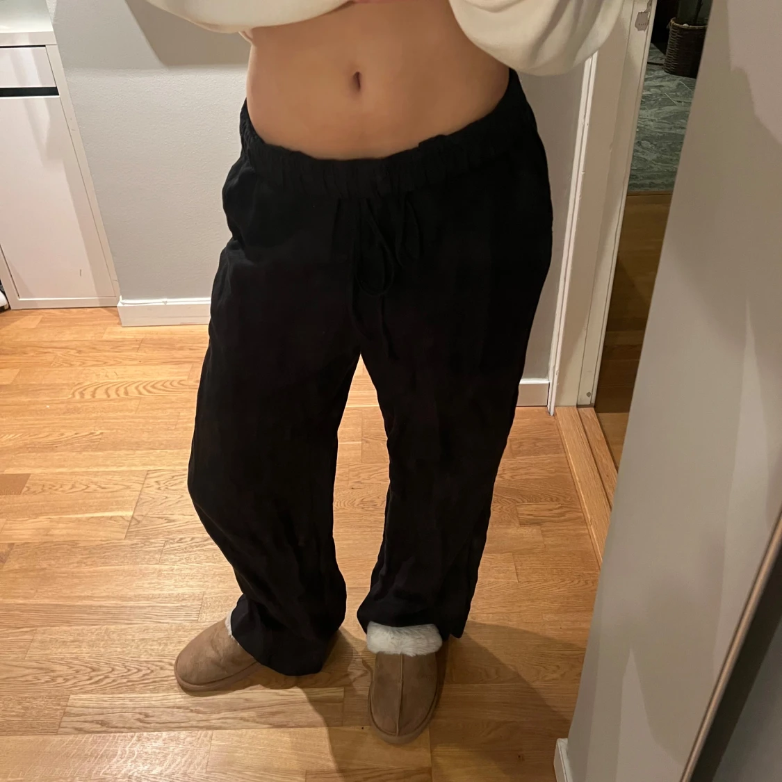 Svarta linnebyxor med snörning