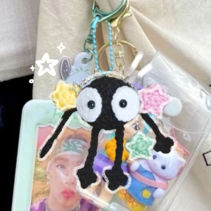 Soot Sprite Nyckelring ✨🍡🍃 - Handgjord Soot Sprite från "Spirited Away" med hängande färgglatt stjärngodis 🍭✨ Perfekt att piffa upp din väska/ryggsäck eller nyckelknippa! 💌 Frakt 22kr via swish eller använd KÖP NU! Postas inom 5 dagar efter betalning 🤗
