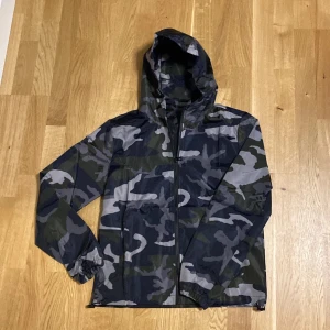  windbreaker - Säljer denna windbreaker i en främst blå färg, bara provat och alltså i toppskick. Storlek M men skulle lätt passa någon i S och den sitter grymt . Priset kan diskuteras. Bara att höra av sig:)