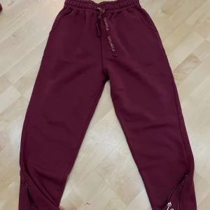 trapstar byxor calm 🧘‍♂️  - super sköna och laidback-chill byxor från trapstar som är stylish och perfekta för vintern, zips vid benen, går för högt pris men säljer för lågt pris, först till kvarn! 