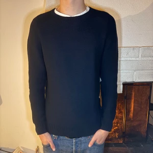 Stickad uniqlo tröja - Stickad tröja från uniqlo || 9/10 skick inga defekter || Modellen är ungefär 185cm lång || Prid ej hugget i sten!