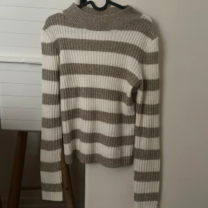 Tröja H&M - Tröja från H&M, aldrig använd. Står XL i men jag tycker mer den sitter som en M. 