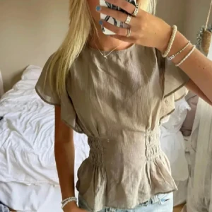 Hm blus! - Säljer den trendiga hm blusen då jag inte riktigt gilla hur den satt på mig, SLUTSÅLD