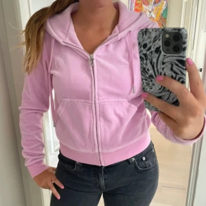 Juicy Hoodie - Ljuslila hoodie utan defekter! Frågor/fler bilder?! DM!!💕🌷💕