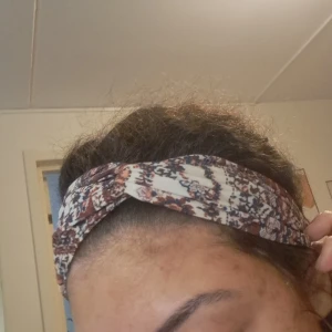 Mönstrat diadem - Säljer ett snyggt diadem med ett coolt mönster i olika färger. Perfekt för att piffa upp vilken outfit som helst! Det är elastiskt och sitter bekvämt på huvudet.