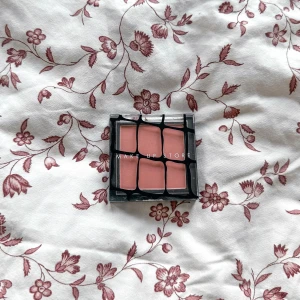 Make Up Store Blush 🩷🖤 - MAKE UP STORE blush i färgen ”BLUSH APRICOT”. Fick den, har själv aldrig använt den! Nypris 165kr! FÖRST TILL KVARN! 🖤🩷 (VID KÖP AV FLER ARTIKLAR FÅR DU RABATT! MER OM DET FINNS I MIN PROFIL!)