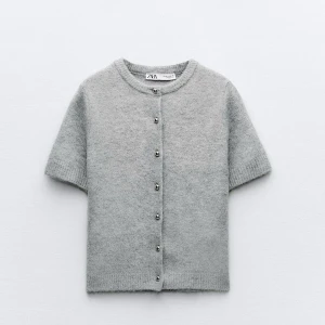 Grå kofta från zara  - Säljer denna fina kofta från zara då den inte längre kommer till användning! koftan är i fint skick, kontakta för egna bilder!