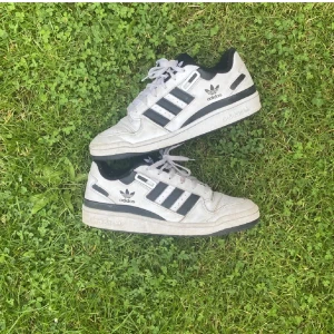 Adidas Forums - Säljer ett par Adidas forums i bra skick. Kan även tvätta de ordentligt innan jag skickar. Passar 45-46. 