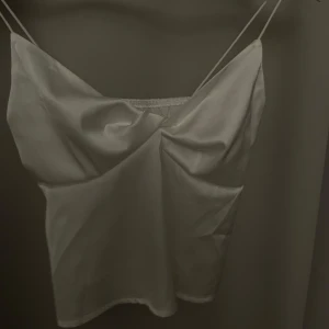 Topp - Superfin topp med detalj 
