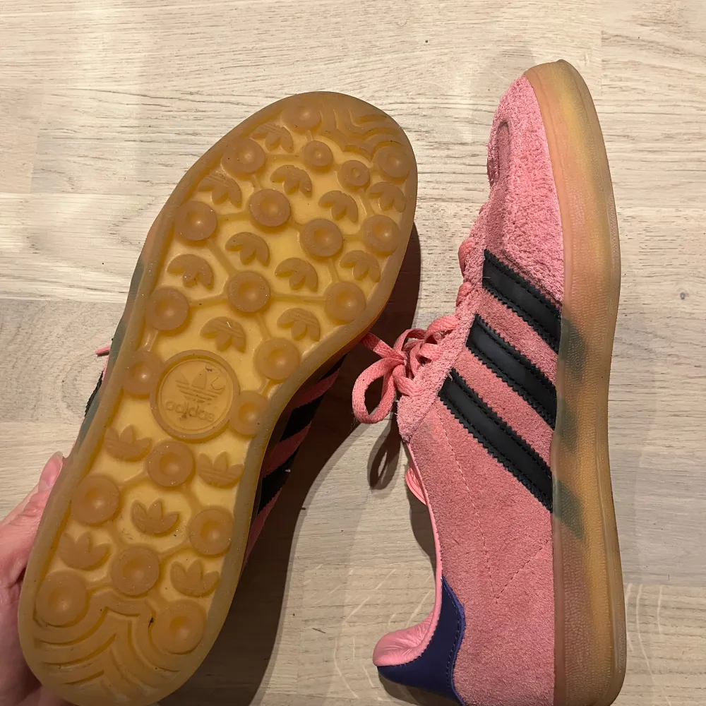 Rosa adidas gazelle. Använda 2 ggr. Skor.