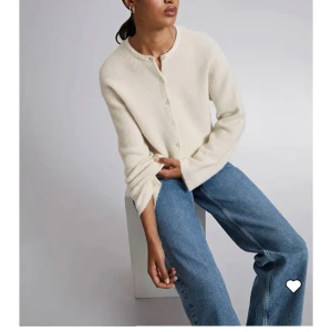 Fin stickad kofta från other stories - Säljer min stickade tröja från other stories. Säljer på grund av att den inte kommer till användning. Är i ny skick har inte används mer än 3 gånger. Köptes för 900kr