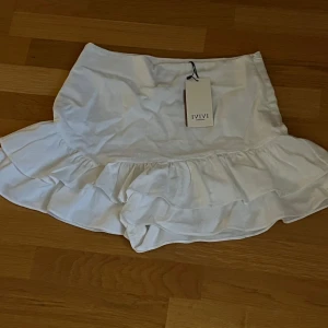 Vit minikjol Ivivi strl. M  - En minikjol från Ivivi strl. M, nyskick prislapp finns kvar. Köparen står för frakten. 