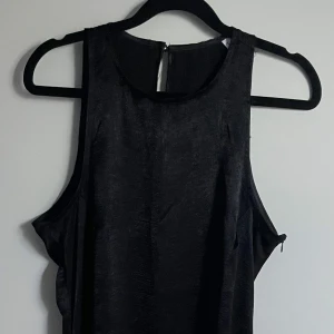 Lång klänning - Lång klänning med dragkedja på sidan, samt en liten knapp på baksidan- se bild🥰