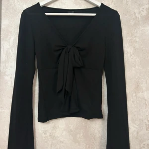 Fest topp - Svart fest topp från Gina Tricot i storlek S. Endast använd en gång helt utan defekter.