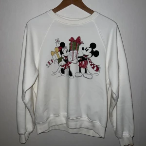 Jultröja mussepigg strl. S - En tröja från H&M i strl. S med julmotiv. Använd fåtal gånger (runt jul). Mycket bra skick. Köparen står för frakten. 