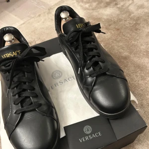 Versace skor - Säljer ett par Versace skor åt min bror. De är i storlek 42 och äktenhetsbevis medföljer. De är använda ca 2-4 gånger så i nytt skick!!