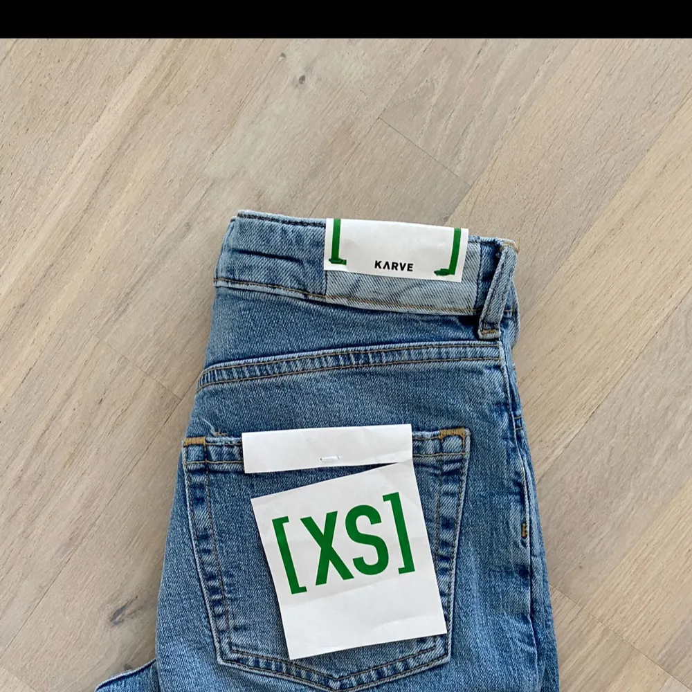 Helt nya flare jeans, nypris 699kr. Säljer ett par snygga blå jeans från Karve (från Carlings) i storlek XS. De är low waist/mid waist och är flaremodell. . Jeans & Byxor.