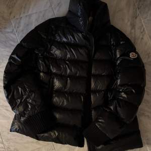 Moncler vinterjacka i väldigt fint skick. Använd med kärlek. Har klippt bort storleken så minns inte men passar mig som har storlek S. Fin jacka med hög krage och justerbar midja. 