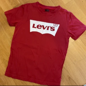 Levis T-shirt str 10 år  - Säljer en fin röd Levis T-shirt som sonen växt ur. Storlek 10 år. 