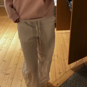 Linnebyxor  - Ett par fina linnebyxor som är använt ett fåtal gånger. Säljer pågrund av att ja inte använder de. 🥰