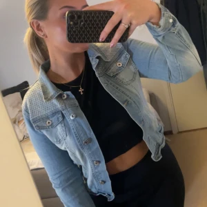 Jeans jacka - Jeans jacka med diamant nitar