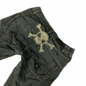 coola jeans! - lågmidjade bootcut jeans med dödskalle tryck där bak!😼 köpta secondhand men säljer eftersom dom inte kommer till användning längre😇 midja- 38 cm innerben- 81 cm