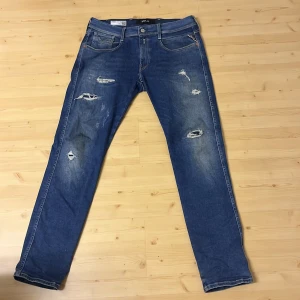 Replay jeans hyperflex - Tja! Säljer nu mina mörkblåa replay jeans då jag tycker inte att den passar mig så bra eftersom jag föredrar lite mer skinny jeans då jag beställde en storlek lite för stor!!