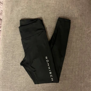 Träningstights  - Säljer dessa träningstights från Röhnisch  i stl S. Bra skick💕